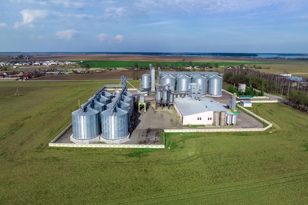 Vista aérea de complejo agroindustrial con silos y línea de secado de granos