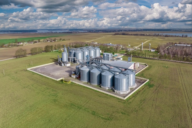 Vista aérea de complejo agroindustrial con silos y línea de secado de granos