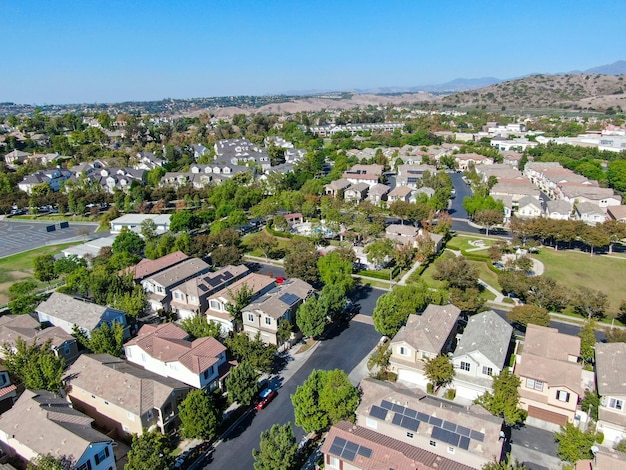 Vista aérea de comunidades residenciales y de condominios privados en el condado de Orange, California, EE.UU.