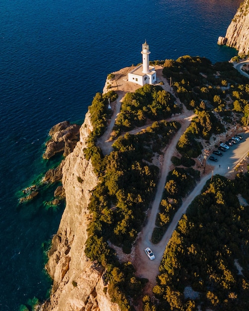 Vista aérea del concepto de viaje en coche del faro de lefkada