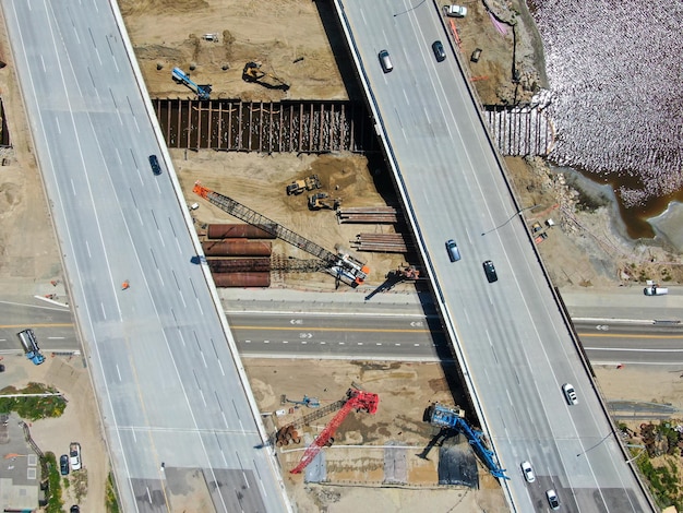 Foto vista aérea de la construcción del puente de la carretera sobre el pequeño río san diego, california, ee.uu.