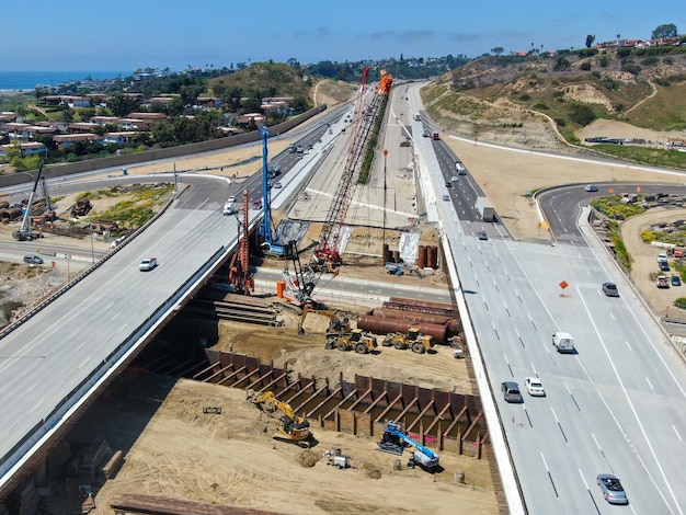 Vista aérea de la construcción del puente de la carretera sobre el pequeño río San Diego, California, EE.UU.