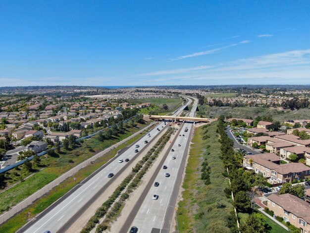 Vista aérea de la construcción del puente que cruza la autopista California USA