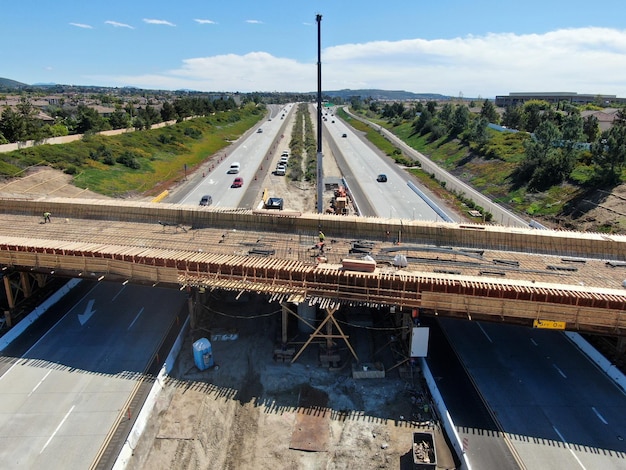 Vista aérea de la construcción del puente que cruza la autopista California USA