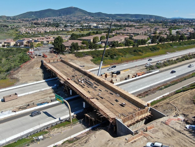 Vista aérea de la construcción del puente que cruza la autopista California USA