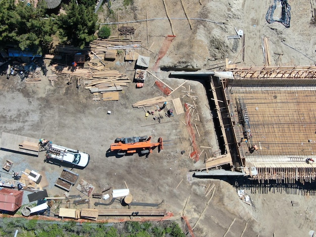 Vista aérea de la construcción del puente que cruza la autopista California USA