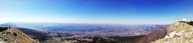 Foto vista aérea de la cordillera contra el cielo azul