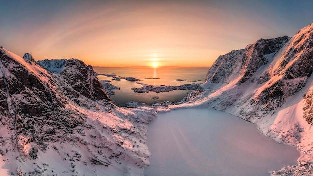 Vista aérea de la cordillera de la nieve con lago congelado en Reinebringen