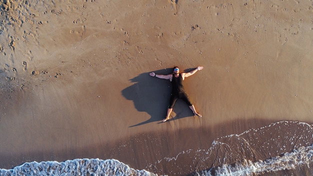 Vista aérea de un corredor en la playa.