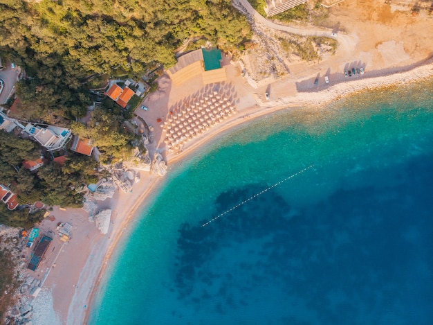 Vista aérea de la costa del Adriático, tiro con dron