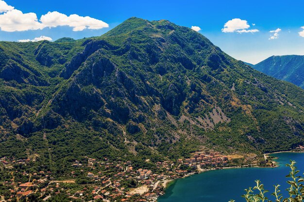 Vista aérea de la costa de la bahía de Boka-Kotor, Montenegro