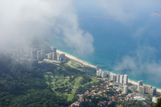 Vista aérea de la costa y los edificios de Río de Janeiro Brasil