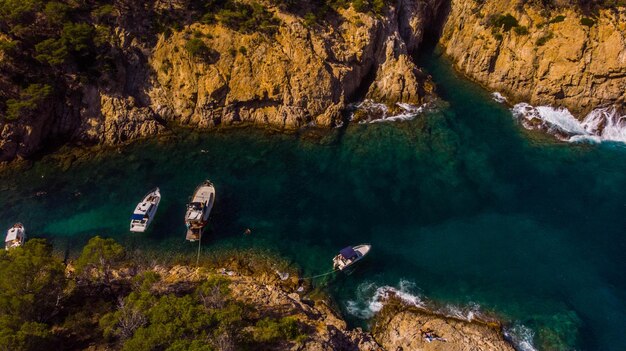 Foto vista aérea de la costa española de una cala con barcos