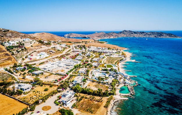 Vista aérea de la costa con hermosos resorts