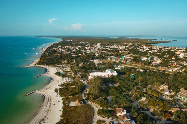 Foto vista aérea de la costa de la isla de isla holbox en un brillante día soleado