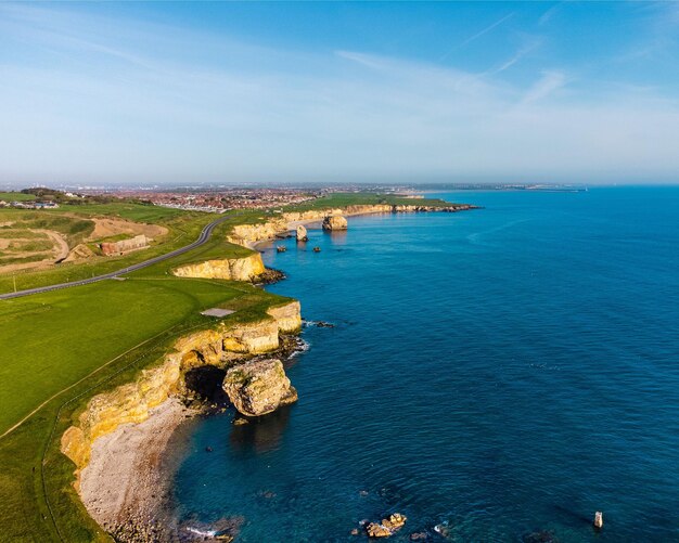 Foto vista aérea de la costa junto al faro de souter cerca de whitburn y sunderland en el noreste