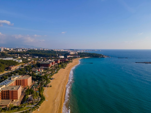 vista aérea de la costa del mar y la ciudad drone