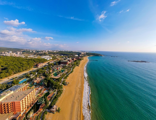 vista aérea de la costa del mar y la ciudad drone