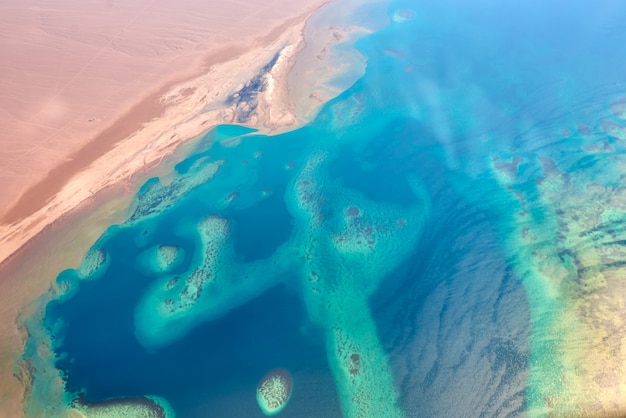 Vista aérea de la costa del mar turquesa y una playa de arena