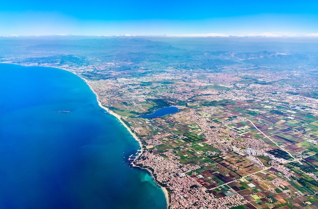 Vista aérea de la costa mediterránea en Argelia, Norte de África