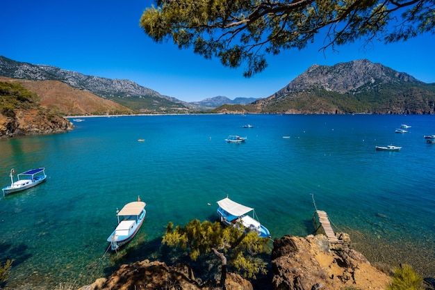 Foto vista aérea de la costa mediterránea del pueblo de adrasan en antalya, turquía, con un avión no tripulado