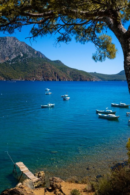 Foto vista aérea de la costa mediterránea del pueblo de adrasan en antalya, turquía, con un avión no tripulado