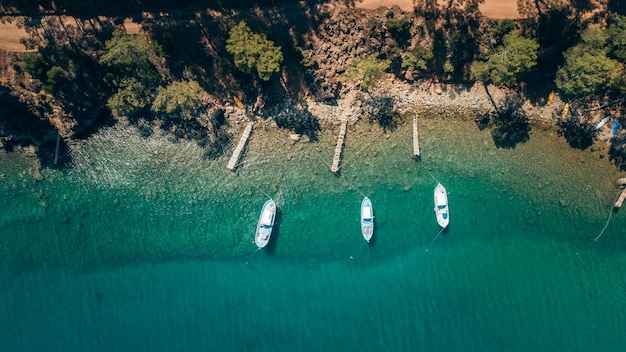 Foto vista aérea de la costa mediterránea del pueblo de adrasan en antalya, turquía, con un avión no tripulado