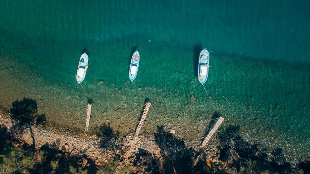 Foto vista aérea de la costa mediterránea del pueblo de adrasan en antalya, turquía, con un avión no tripulado