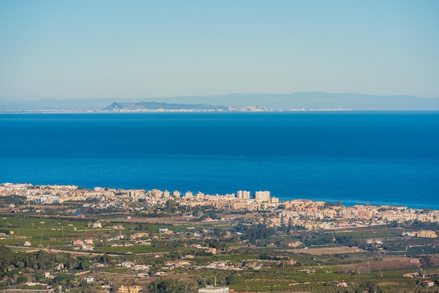 Foto vista aérea de la costa mediterránea valenciana vista desde el montgó en denia