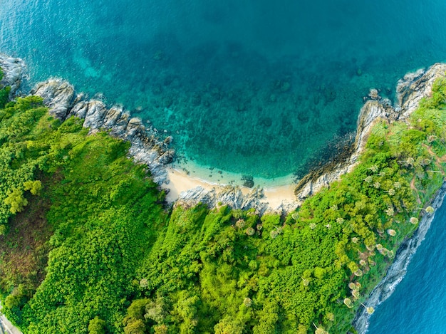 Vista aérea de la costa con montañas en Phuket, Tailandia Hermosa vista de la costa en mar abierto en la temporada de veranoNaturaleza Medio ambiente y viajes