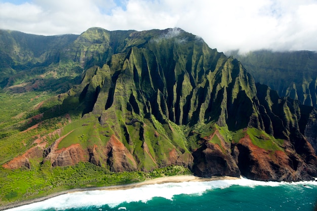 Vista aérea de la costa de Na Pali en Kauai Hawaii