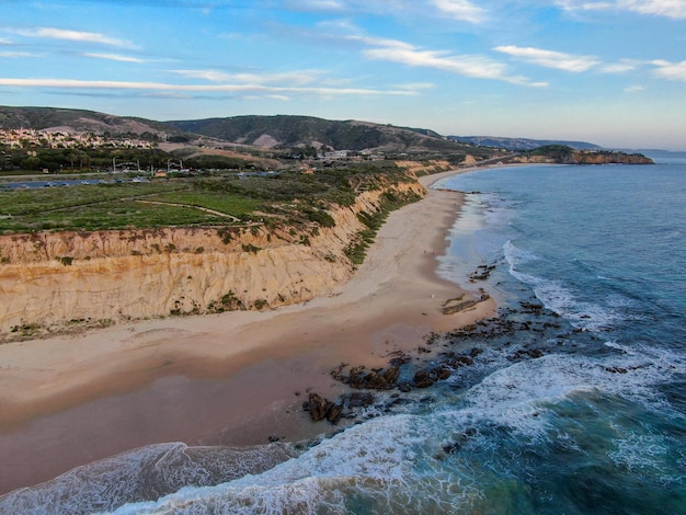 Vista aérea de la costa de la playa en el condado de Orange, California