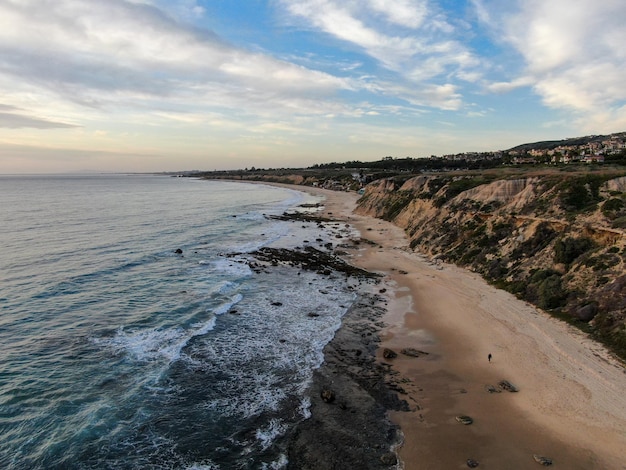 Vista aérea de la costa de la playa en el condado de Orange, California