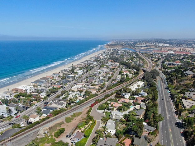 Vista aérea de la costa y la playa de Del Mar, Condado de San Diego, California, Estados Unidos.