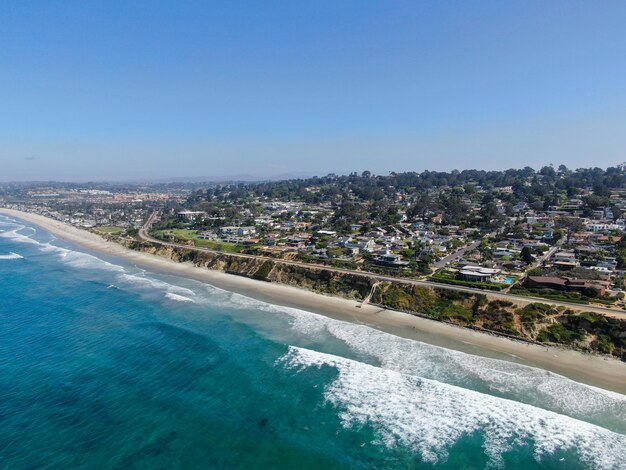 Vista aérea de la costa y la playa de Del Mar, Condado de San Diego, California, Estados Unidos.