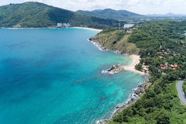 Vista aérea de la costa rocosa en el hermoso mar de la isla de Phuket en un día soleado de verano Concepto de turismo y vacaciones.