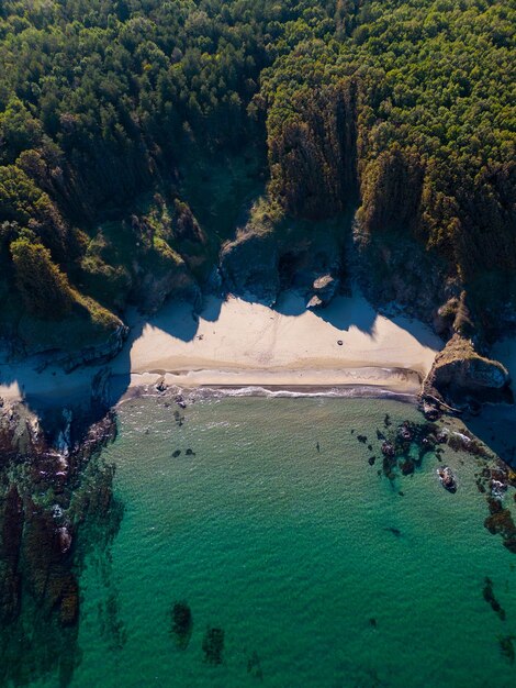 Vista aérea de la costa rocosa salvaje del mar Negro en Bulgaria con acantilados playas y verde