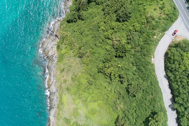 Foto vista aérea de la costa rocosa