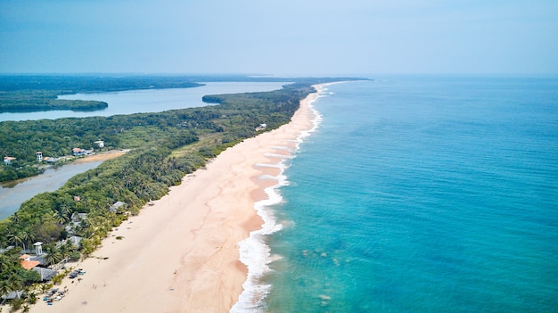 Vista aérea de la costa sur de la isla de Sri Lanka