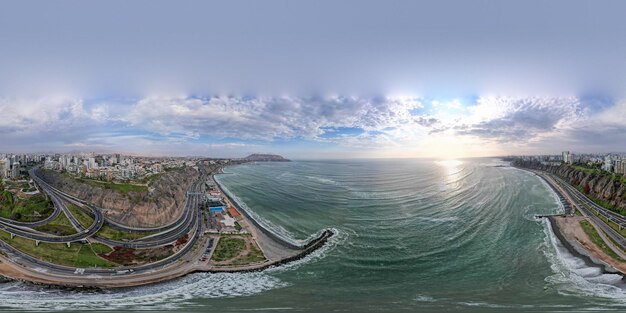 Vista aérea de La Costa Verde y el malecón de Miraflores en Lima Vista 360