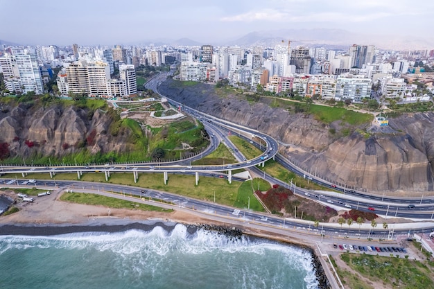 Foto vista aérea de la costa verde y el malecón de miraflores en lima