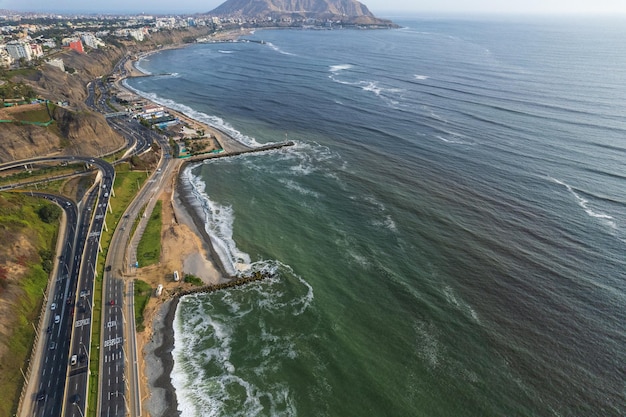 Vista aérea de La Costa Verde y el paseo marítimo de Miraflores en Lima