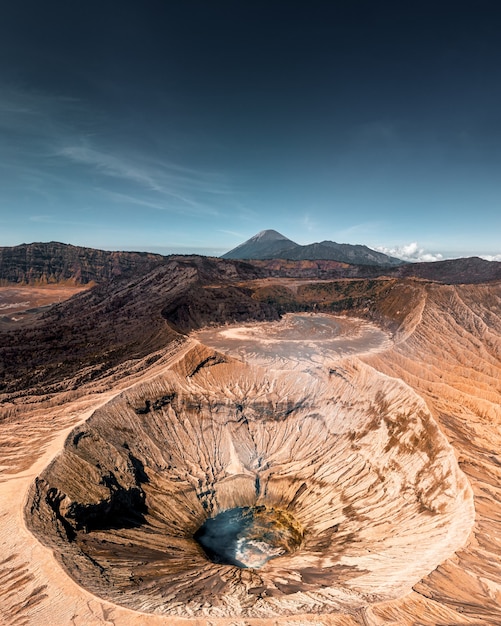 Vista aérea del cráter del Monte Bromo es un volcán activo en el parque nacional Bromo Tengger Semeru en Java Oriental