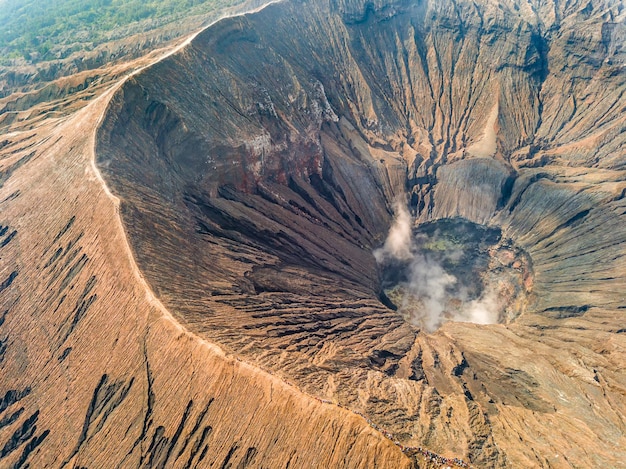 Foto vista aérea del cráter de un volcán.
