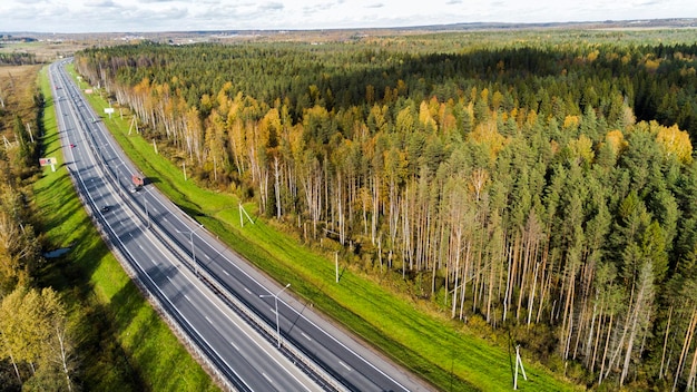 Vista aérea de un cruce de carreteras Una foto aérea de una carretera que atraviesa el bosque