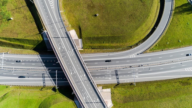 Vista aérea de un cruce de carreteras Una foto aérea de una carretera que atraviesa el bosque