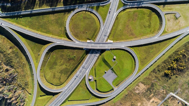 Vista aérea de un cruce de carreteras Una foto aérea de una carretera que atraviesa el bosque