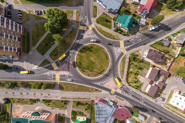 Vista aérea del cruce de carreteras o intersección de carreteras Red de cruce de transporte tomada por drones