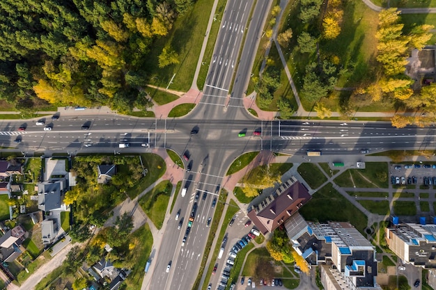 Vista aérea del cruce de carreteras o intersección de carreteras Red de cruce de transporte tomada por drones