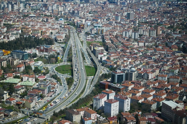 Vista aérea del cruce multinivel de carretera en estambul